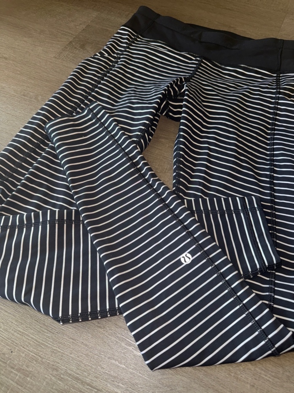 Lululemon Runday Crop Leggings - Parallel Stripe Black/White - Size 8 - Picture 3 of 12
